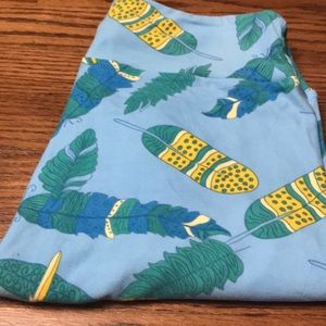 Lularoe one size leggings feathers